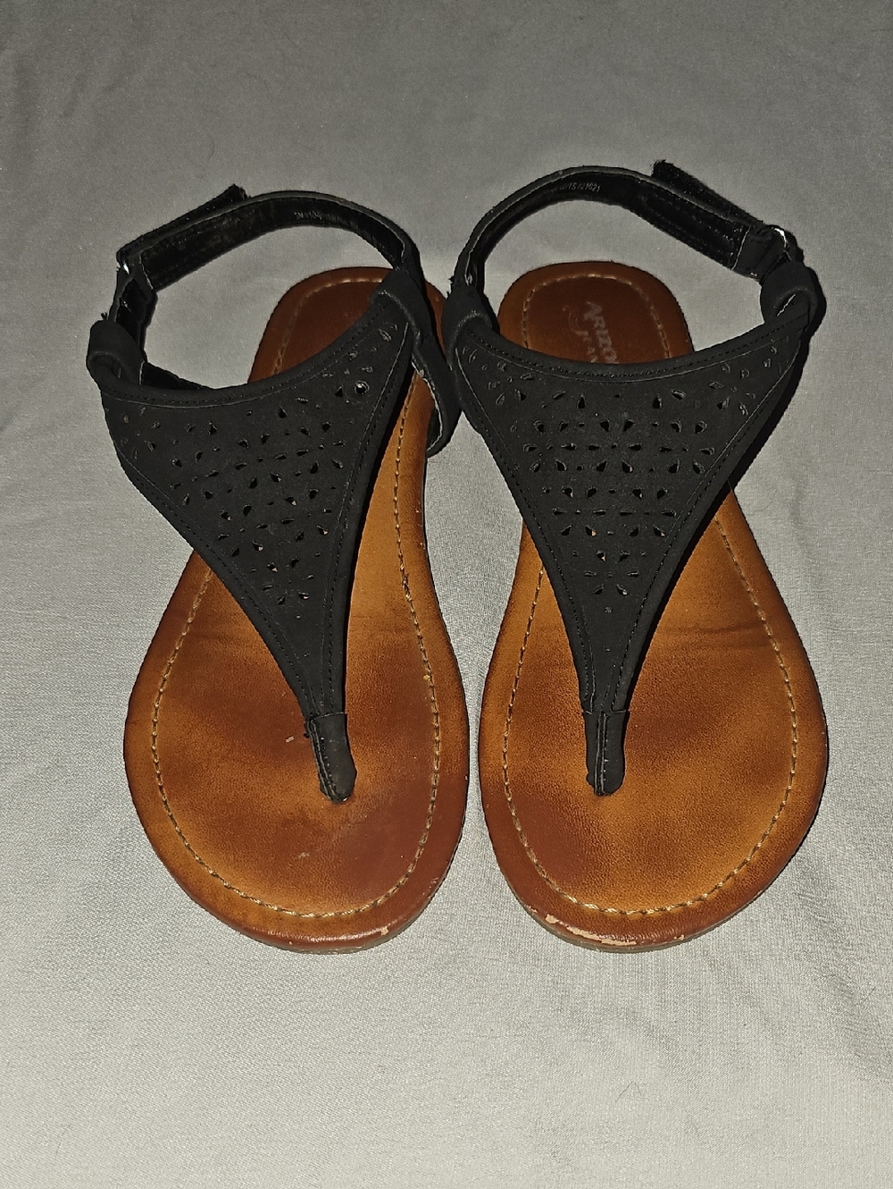 Arizona Jean Company Black Cutout T-Strap Sandals with Brown Footbed